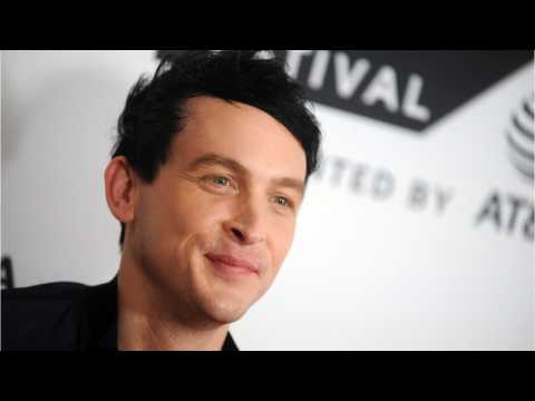 VIDEO : 'Gotham' Star Robin Lord Taylor Cast In Netflix's 'YOU'