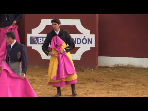 VIDEO : El clan de Cayetano Rivera no le acompa�a en el ruedo