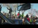 DOCUMENT LCI - Un véhicule de police pris dans les bouchons violemment caillassé à Lyon