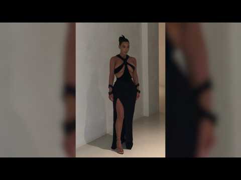 VIDEO : Kim Kardashian y su look imposible de Thierry Mugler