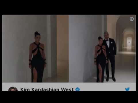 VIDEO : Kim Kardashian fait le buzz avec sa robe signée Thierry Mugler