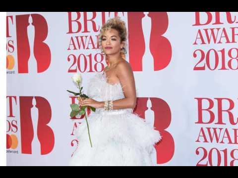 VIDEO : Rita Ora 'comprend' la controverse de sa chanson 'Girls'