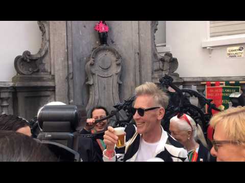 VIDEO : Le Manneken-Pis revt le costume mythique de Plastic Bertrand