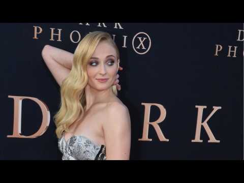 VIDEO : Sophie Turner Blames Kit Harington For Coffee Cup On 'Game Of Thrones'