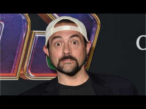 VIDEO : Kevin Smith Snaps Photo With Stan Lee's Handprints