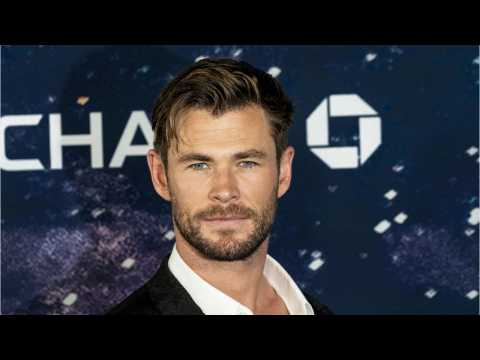 VIDEO : Chris Hemsworth Shares Photos From Men in Black: International Premiere