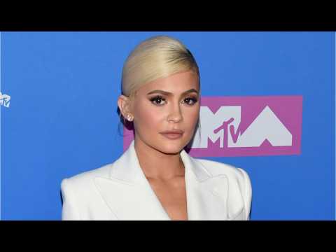 VIDEO : Kylie Jenner Replaces Fan's Stolen Lip Kit