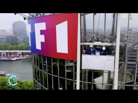 VIDEO : Camille Combal et Kev Adams lavent la Tour TF1 ! (Plan C) - ZAPPING PEOPLE DU 17/06/2019