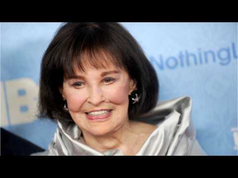 VIDEO : Gloria Vanderbilt, Fashion Icon and Mother To Anderson Cooper, Dead At 95