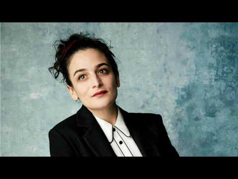 VIDEO : Jenny Slate To Give Graduation Address To Just One Student