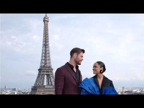 VIDEO : Chris Hemsworth And Tessa Thompson Enjoy Paris On 'Men In Black: International' Press Tour