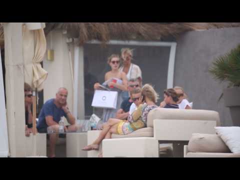VIDEO : Cristina y Victoria, hijas de Julio Iglesias, de vacaciones en Ibiza