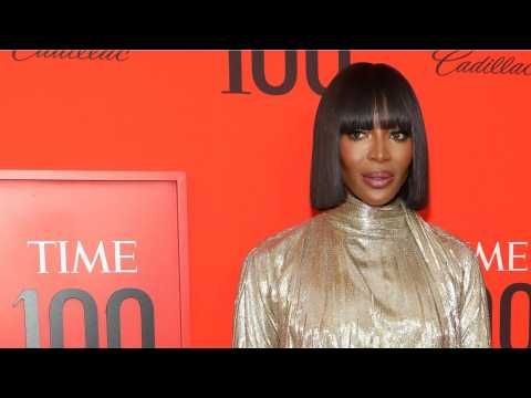 VIDEO : Supermodel Naomi Campbell's Airplane Routine