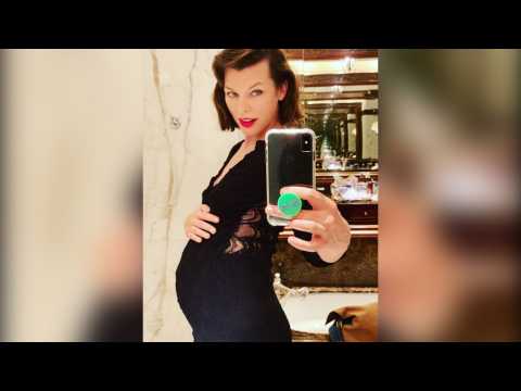 VIDEO : Milla Jovovich est embarazada de su tercera hija