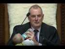 En pleine séance, le président du Parlement néo-zélandais donne le biberon à un bébé (vidéo)