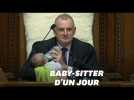 Le président du Parlement néo-zélandais joue les baby-sitters en pleine séance