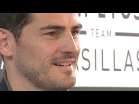 VIDEO : Iker Casillas se relaja y disfruta entre amigos y paella