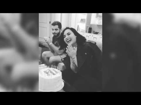 VIDEO : Demi Lovato cumple 27 aos y lo celebra con Ariana Grande