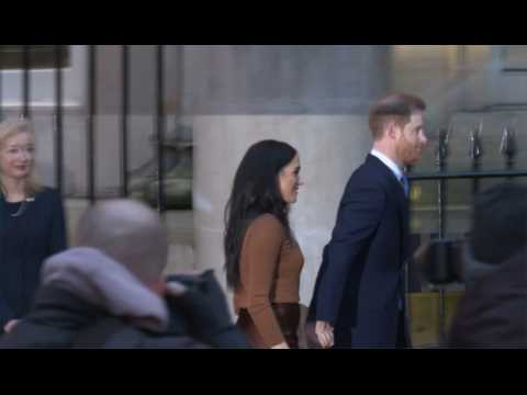 VIDEO : Harry et Meghan se distancient de la royaut britannique