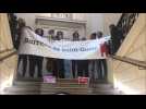 En grève, les avocats du barreau de Saint-Omer jettent leur robe sur les marches du palais