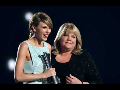 VIDEO : Taylor Swift: sa mre est atteinte d'une tumeur au cerveau