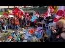 jets d'outils de travail et terrible cri de guerre des français en colère à la manifestation contre le projet de réforme des retraites à Toulon
