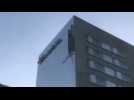 Tempête Ciara : la façade de hôtel Novotel se déchire