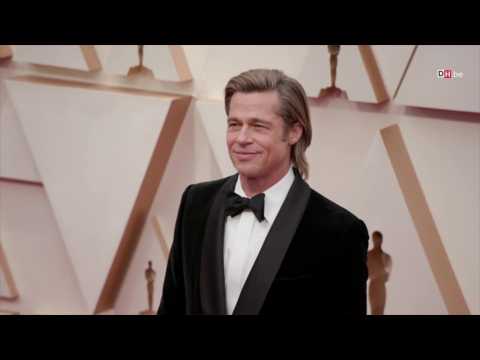 VIDEO : Oscars 2020 : Brad Pitt, élégamment triste sur le tapis rouge