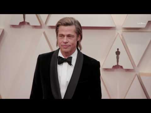 VIDEO : Oscars 2020 : Brad Pitt, élégamment triste dans son smoking Brioni
