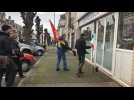 Des manifestants jettent des chaussures devant la permanence de Denis Masséglia