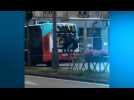 Ils s'accrochent à l'arrière des bus