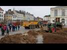 Des agriculteurs déversent de la terre dans le centre-ville de Saint-Omer