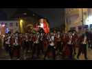 Les carnavaliers se préparent pour la cavalcade lumineuse