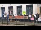 Des manifestants devant la sous-préfecture de Saint-Omer pour s'opposer au recours au 49-3