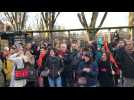 Les professeurs jettent cartables et manuels devant le rectorat de Rennes
