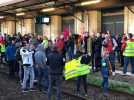 Une centaine de manifestants bloquent la gare du Mans