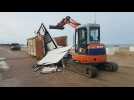 Destruction d'un chalet de plage à Calais abîmé lors de son transfert