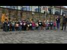 Les élèves de l'école Geron à Verviers chantent pour l'inauguration de la nouvelle place