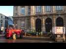 Des agriculteurs déversent du fumier devant la mairie de Tourcoing