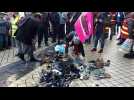 Des manifestants interpellent la maire de Calais avec des chaussures