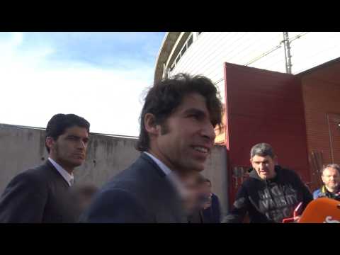 VIDEO : Cayetano Rivera vuelve al ruedo sin la presencia de Eva Gonz�lez