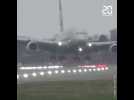 Tempête Dennis : un avion tangue avant d'atterrir de biais à l'aéroport de Londres