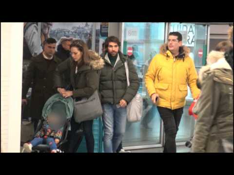 VIDEO : Cayetano Rivera, Eva Gonz�lez y Kiko Rivera llegan juntos a Atocha