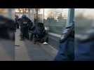 Un policier s'en prend violemment à un manifestant au sol : une enquête ouverte