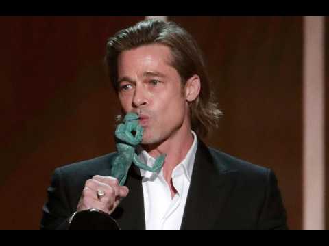VIDEO : Brad Pitt: il compte sur son SAG Award pour améliorer ses relations amoureuses