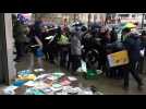 Avignon : les enseignants jettent leurs livres devant la préfecture