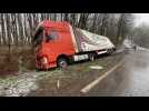 Chutes de neige : un camion termine couché à Sin-le-Noble