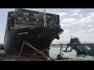 Canal de Suez : les opérations s'intensifient pour libérer le navire coincé