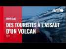 En Russie, des touristes à l'assaut d'un volcan