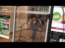 Des artistes improvisent des mini-spectacles dans des bars et un restaurant d'Angere